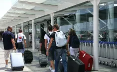 Etna, giornata di passione all'aeroporto di Catania: gi&agrave; 34 voli cancellati e 38 dirottati