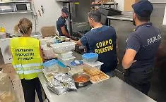Catania, sequestrati e distrutti 210 chili di alimenti in un bar: non erano idonei alla commercializzazione