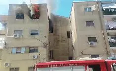 Incendio in palazzina popolare a Caltagirone: appartamento distrutto, un intossicato
