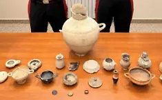 Un tesoro archeologico nascosto nel garage: 80enne trova reperti del VIII secolo a. C. tra gli scatoloni del marito morto