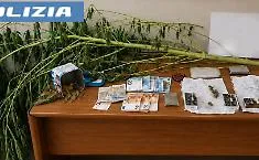 Lancia dal balcone 400 grammi di hashish per sfuggire al controllo della Polizia: arrestato