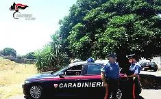 Folle corsa in centro per sfuggire all'alt dei carabinieri: denunciato un 21enne senza patente