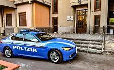 Tenta di rubare da un garage: ventenne di Adrano scappa e la polizia lo riconosce dalla giacca
