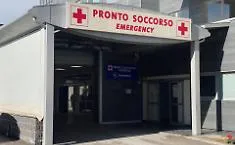 Notte di violenza al pronto soccorso del San Marco: botte da orbi ad infermiere, a due vigilanti e al parente di un paziente