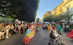 Catania, al via Ursino Buskers: dopo il caso Lunaspina, l'arte di strada rivendica la piazza. Il video della parata