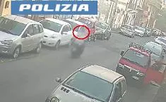 Pusher "ambulante" a Picanello: cocaina, crack, marijuana e hashish depositati nella sella dello scooter