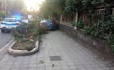Auto sospetta abbandonata sul marciapiede di viale Regina Margherita: scattano controlli e rimozione