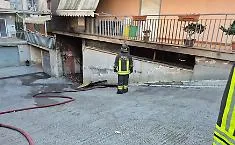 Palazzo incendiato a Fiumefreddo di Sicilia, chiusa la strada statale 120: traffico deviato in entrambi i sensi di marcia