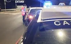 Si schianta contro due auto parcheggiate in stato di ebrezza: denunciato dai Carabinieri