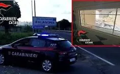 Terrorizzava i genitori, arrestato un 47enne a Palagonia: porte e finestre spaccate, danni anche alle auto in strada