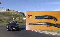 Aveva due fucili a canne mozze sotto il letto: arrestato un 23enne a Librino