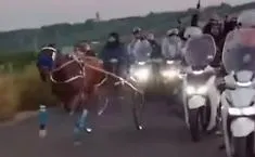Una corsa clandestina di cavalli con tre pistoleri