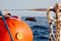 Lampedusa, nuovi sbarchi all'alba: sull'isola in 93, molti i minori da curare
