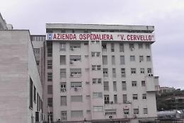 Aggrediti davanti a un bar dopo una partita di calcetto a Palermo, un uomo in ospedale