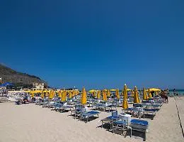 Valori batterici nella norma, revocato il divieto di balneazione a Mondello