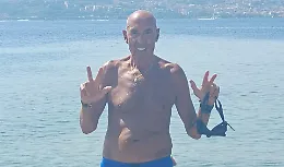 E sono tre: a 77 anni il netino Nicol&ograve; Cucchiara attraversa ancora lo Stretto a nuoto