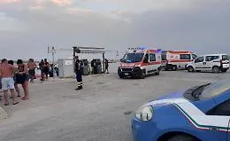 Sciacca, rogo devasta la costa: 118 bloccato, la Guardia Costiera salva decine di intossicati via mare