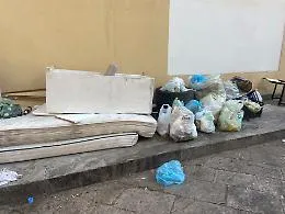 Rifiuti abbandonati lungo i percorsi dei turisti, blitz e confronto tra Comune e residenti