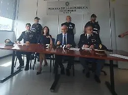 Bimbi delle elementari alle scommesse clandestine, il macabro show dei combattimenti tra cani a Gela