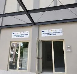 Si denuda davanti un&rsquo;infermiera e fugge via
