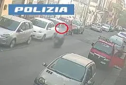 Pusher "ambulante" a Picanello: cocaina, crack, marijuana e hashish depositati nella sella dello scooter