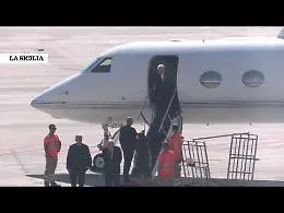 Berlusconi, a Olbia l'arrivo degli ospiti con jet privati e a Napoli la torta con foto su ospitata da Santoro