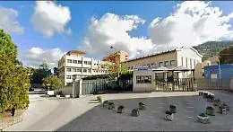 Violenza a scuola ad Alcamo: sassi e pugni ai collaboratori scolastici, denunciato studente dell'Itet Caruso