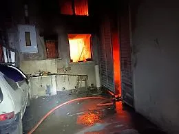 Notte di terrore: officina in fiamme, evacuati due anziani e un disabile