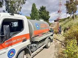 Caltanissetta, nel far west delle autobotti il caso arriva ad Arera e Antitrust: &laquo;L&rsquo;acqua &egrave; un bene primario&raquo;