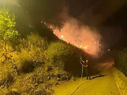 Brucia Monte Castello, evacuato ristorante