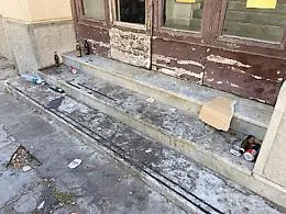 Istituto Madre Teresa di Calcutta, i residenti della zona: &laquo;Degrado, sporcizia e spaccio sui gradini della scuola&raquo;