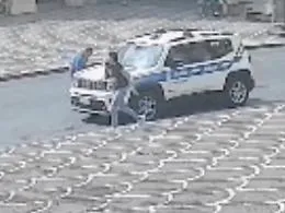 Buca una ruota alla polizia locale: denuncia e maxi-multa per 66enne