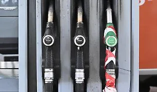 Benzina e diesel a prezzo bloccato, i gestori insorgono contro Eni: &laquo;E' concorrenza sleale&raquo;