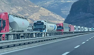 Il caro-carburante ferma gli autotrasportatori siciliani: cinque giorni di fermo e perdite fino a 900 euro al giorno