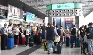L'ombra dell'Etna su Catania:il difficile ritorno alla normalit&agrave; e il caos dello &ldquo;stop and go&rdquo; tra voli cancellati, dirottati e in ritardo