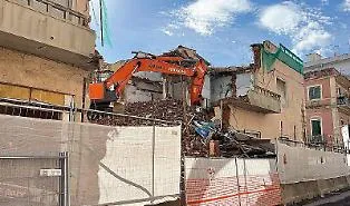 Al via la demolizione dell'ex clinica Santa Rita, al suo posto sorger&agrave; un residence