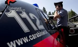 Abbandona l'auto all'alt e fugge a piedi nelle campagne: denunciato 23enne senza patente