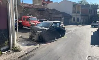 Perde il controllo dell'utilitaria e si schianta contro una facciata: ferito un 20enne