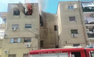 Incendio in palazzina popolare a Caltagirone: appartamento distrutto, un intossicato
