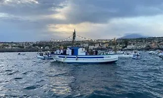 Il mare di Catania abbraccia la Madonna "bambina": la immagini della suggestiva processione delle barche