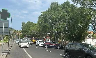 Era inseguito dai carabinieri, taglia la strada ai militari e investe la "gazzella"