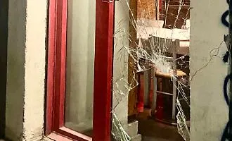 Catania, spaccano la vetrata di un ristorante per rubare una cassa bluetooth: caccia al ladro (che si &egrave; ferito)