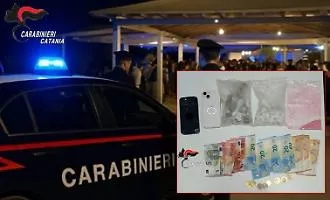 Con 150 dosi di droga all'ingresso di una discoteca del Centro: i carabinieri lo notano e lo arrestano