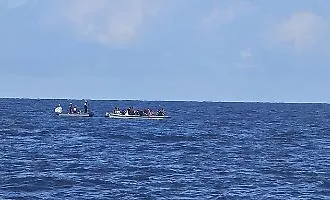 La nave Oyvon di Medici Senza Frontiere salva 31 migranti; i libici incendiano l'imbarcazione, assegnato Catania come porto per lo sbarco