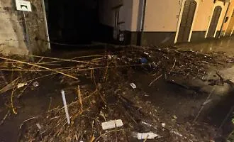 Ad Acireale allagamenti e tombini saltati, il sindaco: &laquo;Non possiamo eliminare il rischio, ma ridurne la pericolosit&agrave;&raquo;