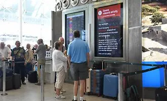 La cenere lavica blocca di nuovo l'aeroporto di Catania: stop a decolli e ad arrivi