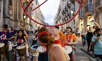 Ursino Buskers, lo spettacolo inaugurale della XII edizione accende il centro storico