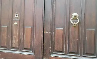 Razzia di maniglie e pomelli dai palazzi d'epoca di via Etnea: i residenti sperano in azione delle videocamere