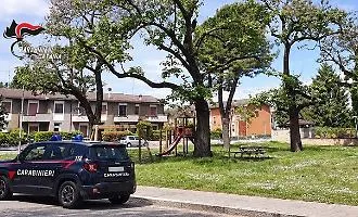 Carabiniere fuori servizio salva un uomo ferito per una caduta in un parco