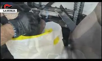 Armi pronte all'uso in un container a Catania: arrestato 27enne con pistole, revolver e munizioni